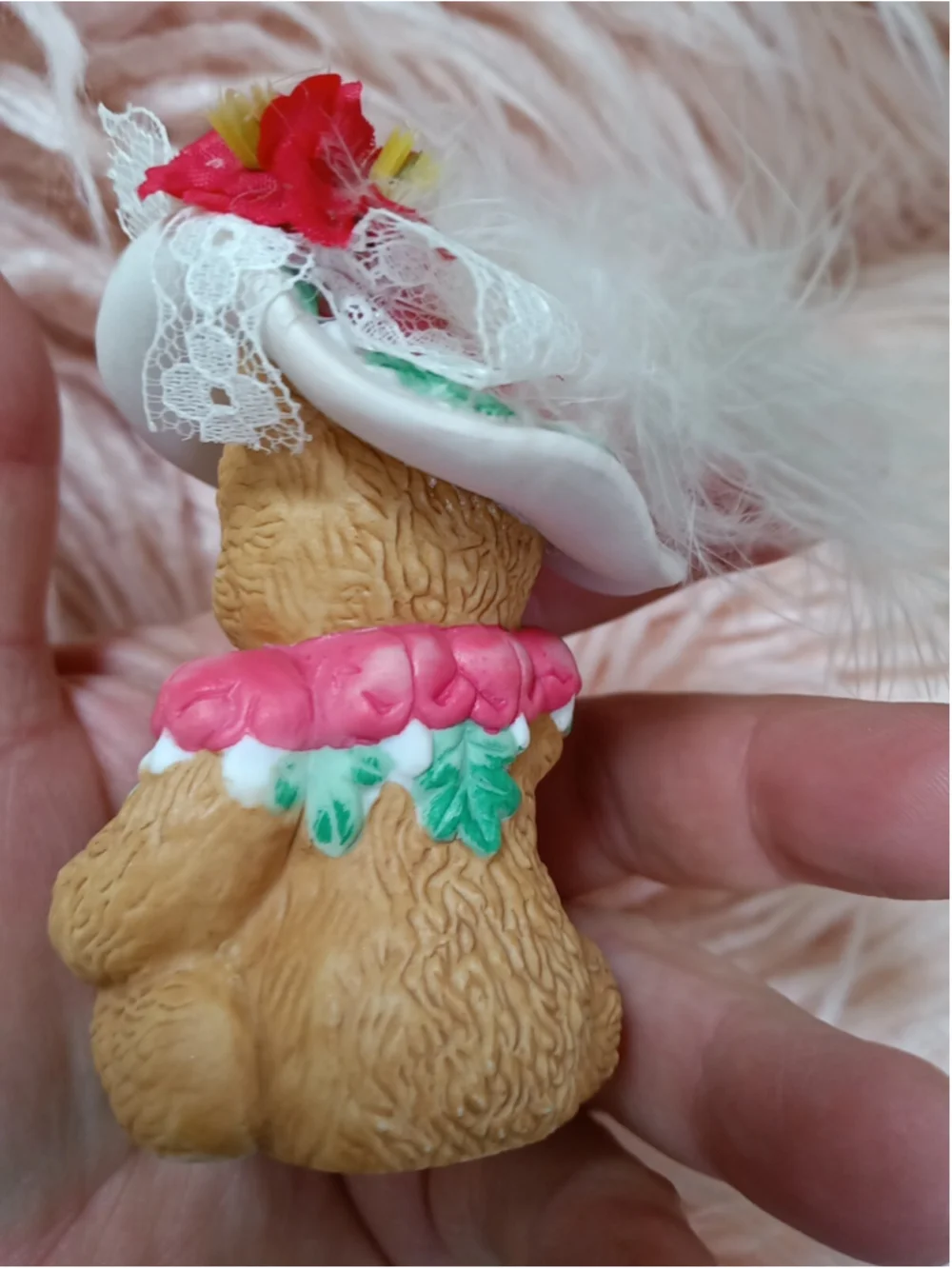 Sandy Bleeding Heart 1995 Chapeau Noelle Lucy Red Flowers White Hat Lace Feather - Picture 3 of 12
